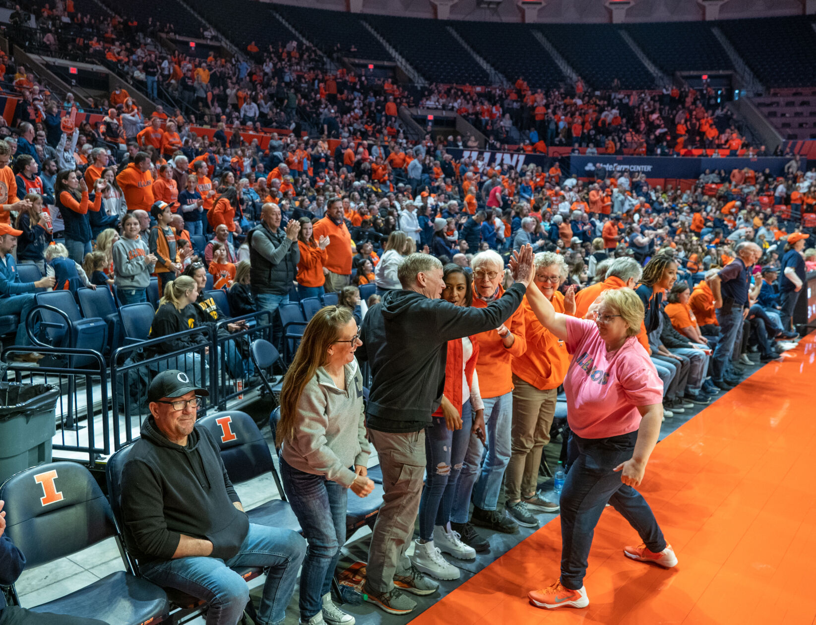 01022023-illinois-wbb-fans-high-five